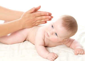 Массаж благотворно влияет на организм ребенка