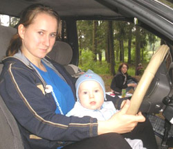 Молодая мама за рулем всегда соблюдает ПДД